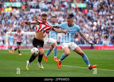 Billy Sharp von Sheffield United und Kalvin Phillips von Manchester City (rechts) kämpfen beim Halbfinalspiel des Emirates FA Cup im Wembley Stadium in London um den Ball. Foto: Samstag, 22. April 2023. Stockfoto