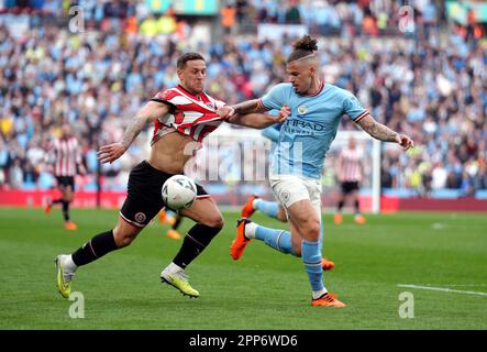 Billy Sharp von Sheffield United und Kalvin Phillips von Manchester City (rechts) kämpfen beim Halbfinalspiel des Emirates FA Cup im Wembley Stadium in London um den Ball. Foto: Samstag, 22. April 2023. Stockfoto