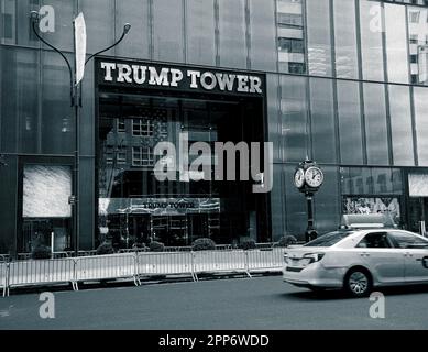 Trump Tower in New York City in Schwarz-Weiß Stockfoto