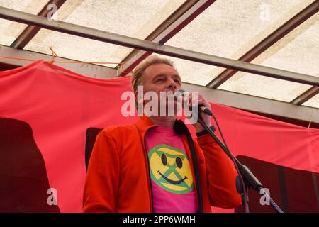 London, Großbritannien. 22. April 2023 Der Naturforscher und Fernsehmoderator Chris Packham hält während der Kundgebung in Westminster eine Rede. Tausende von Menschen marschierten zum Protest gegen die Zerstörung der Natur, den Verlust der biologischen Vielfalt und den Klimawandel am Tag der Erde und am zweiten Tag des viertägigen Protests, der von der Aussterbenden Rebellion und zahlreichen anderen Gruppen organisiert wurde. Kredit: Vuk Valcic/Alamy Live News Stockfoto