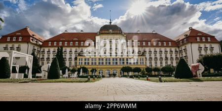 Sopot Danzig 06. Juli 2022: Die Fassade des Grand Hotels in Sopot, Polen. Es gibt einen üppigen Garten vor dem Hotel. Stockfoto