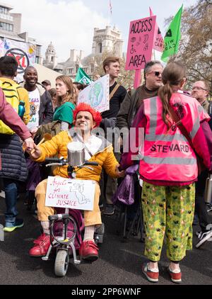 London, Vereinigtes Königreich 22. April 2023. Extinction Rebellion, The Big One, Tag 2, (samstag). Es ging um den „Big One march for Biodiversity“, der mit „die in“ endete. Mitglieder der "Red Rebel Brigade" und "Green Spirits" nahmen Teil, London United Kingdom Picture garyroberts/worldwidefeatures.com Credit: GaryRobertsphotography/Alamy Live News Credit: GaryRobertsphotography/Alamy Live News Stockfoto