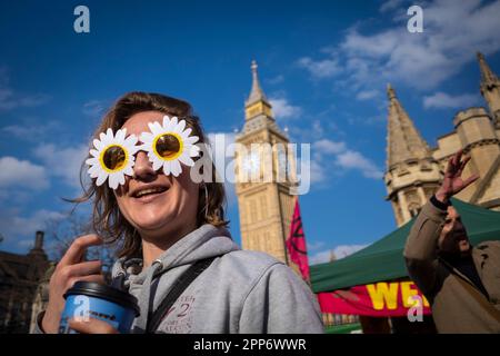 London, Großbritannien. 22. April 2023 Ein Aktivist außerhalb der Houses of Parliament als Extinction Rebellion (XR) und Partnergruppen schließen sich zusammen an einem Protest, der als „The Big One“ bekannt ist, dem zweiten von vier Tagen Aktivismus in und um Westminster, um das Bewusstsein für die Auswirkungen des Klimawandels und die Notwendigkeit dringender staatlicher Maßnahmen zu schärfen. Kredit: Stephen Chung / Alamy Live News Stockfoto