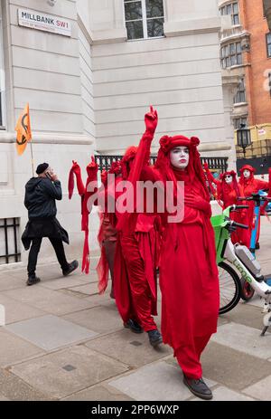 London, Vereinigtes Königreich 22. April 2023. "Red Rebels Brigade" bei Millbank Extinction Rebellion, The Big One, Tag 2, (samstag). Es ging um den „Big One march for Biodiversity“, der mit „die in“ endete. Mitglieder der "Red Rebel Brigade" und "Green Spirits" nahmen am 22. April 2023 Teil.London Vereinigtes Königreich Picture garyroberts/worldwidefeatures.com Kredit: GaryRobertsphotography/Alamy Live News Kredit: GaryRobertsphotography/Alamy Live News Stockfoto