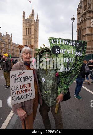 London, Vereinigtes Königreich 22. April 2023. Extinction Rebellion, The Big One, Tag 2, (samstag). Es ging um den „Big One march for Biodiversity“, der mit „die in“ endete. Mitglieder der "Red Rebel Brigade" und "Green Spirits" nahmen Teil, London United Kingdom Picture garyroberts/worldwidefeatures.com Credit: GaryRobertsphotography/Alamy Live News Credit: GaryRobertsphotography/Alamy Live News Stockfoto