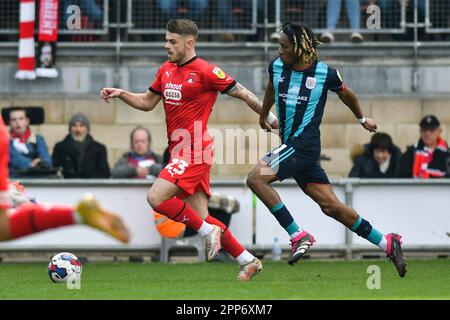 London, Großbritannien. 22. April 2023Charlie Kelman of Leyton Orient kämpft am Samstag, den 22. April 2023, im Matchroom Stadium in London um Besitz von Tariq Uwakwe von Crewe Alexandra während des Spiels der Sky Bet League 2 zwischen Leyton Orient und Crewe Alexandra. (Foto: Ivan Yordanov | MI News) Guthaben: MI News & Sport /Alamy Live News Stockfoto