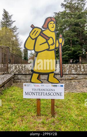 Ein Werbeschild mit einem Wanderpilger auf der Via Francigena in Montefiascone, Italien Stockfoto