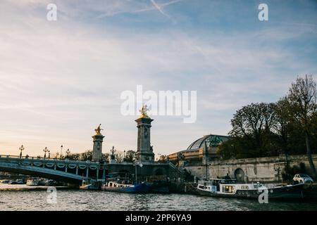 Blick auf Paris von einem Flussboot auf der seine an einem sonnigen Tag in Frankreich Stockfoto