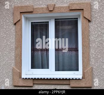 Blick und Gestaltung eines Metall-Kunststoff-Fensters von außen Stockfoto