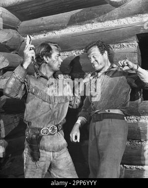 Alan Ladd Van Heflin B/W Kampfszene Shane 1953 Director George Stevens Roman Jack Shaeffer Costume Design Edith Head Paramount Pictures Stockfoto