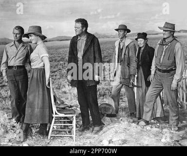 Alan Ladd Jean Arthur Van Heflin B/W Szene Shane 1953 Regisseur George Stevens Roman Jack Shaeffer Kostümdesign Edith Head Paramount Pictures Stockfoto