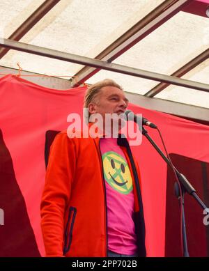 London, England, Großbritannien. 22. April 2023. DER Naturforscher und Fernsehmoderator CHRIS PACKHAM hält während der Kundgebung in Westminster eine Rede. Tausende von Menschen marschierten zum Protest gegen die Zerstörung der Natur, den Verlust der biologischen Vielfalt und den Klimawandel am Tag der Erde und am zweiten Tag des viertägigen Protests, der von der Aussterbenden Rebellion und zahlreichen anderen Gruppen organisiert wurde. (Kreditbild: © Vuk Valcic/ZUMA Press Wire) NUR REDAKTIONELLE VERWENDUNG! Nicht für den kommerziellen GEBRAUCH! Stockfoto