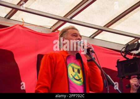 London, England, Großbritannien. 22. April 2023. DER Naturforscher und Fernsehmoderator CHRIS PACKHAM hält während der Kundgebung in Westminster eine Rede. Tausende von Menschen marschierten zum Protest gegen die Zerstörung der Natur, den Verlust der biologischen Vielfalt und den Klimawandel am Tag der Erde und am zweiten Tag des viertägigen Protests, der von der Aussterbenden Rebellion und zahlreichen anderen Gruppen organisiert wurde. (Kreditbild: © Vuk Valcic/ZUMA Press Wire) NUR REDAKTIONELLE VERWENDUNG! Nicht für den kommerziellen GEBRAUCH! Stockfoto