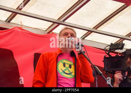 London, England, Großbritannien. 22. April 2023. DER Naturforscher und Fernsehmoderator CHRIS PACKHAM hält während der Kundgebung in Westminster eine Rede. Tausende von Menschen marschierten zum Protest gegen die Zerstörung der Natur, den Verlust der biologischen Vielfalt und den Klimawandel am Tag der Erde und am zweiten Tag des viertägigen Protests, der von der Aussterbenden Rebellion und zahlreichen anderen Gruppen organisiert wurde. (Kreditbild: © Vuk Valcic/ZUMA Press Wire) NUR REDAKTIONELLE VERWENDUNG! Nicht für den kommerziellen GEBRAUCH! Stockfoto