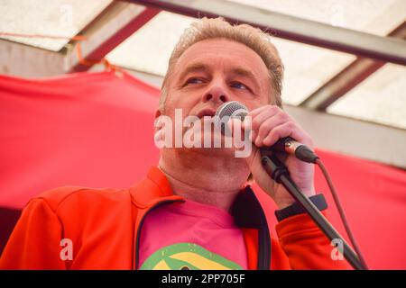 London, England, Großbritannien. 22. April 2023. DER Naturforscher und Fernsehmoderator CHRIS PACKHAM hält während der Kundgebung in Westminster eine Rede. Tausende von Menschen marschierten zum Protest gegen die Zerstörung der Natur, den Verlust der biologischen Vielfalt und den Klimawandel am Tag der Erde und am zweiten Tag des viertägigen Protests, der von der Aussterbenden Rebellion und zahlreichen anderen Gruppen organisiert wurde. (Kreditbild: © Vuk Valcic/ZUMA Press Wire) NUR REDAKTIONELLE VERWENDUNG! Nicht für den kommerziellen GEBRAUCH! Stockfoto