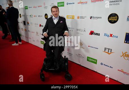 Kalkar, Deutschland. 22. April 2023. Der Autor Samuel Koch wird mit der „Goldenen Sonne“ 2023 des Reisekanals sonnenklar.TV ausgezeichnet. Kredit: Henning Kaiser/dpa/Alamy Live News Stockfoto