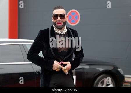 Kalkar, Deutschland. 22. April 2023. Der Designer Harald Glööckler wird mit der „Goldenen Sonne“ 2023 des Reisekanals sonnenklar.TV ausgezeichnet. Kredit: Henning Kaiser/dpa/Alamy Live News Stockfoto