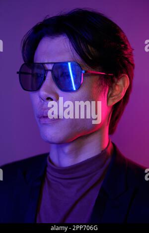 Porträt eines stilvollen Mannes in Sonnenbrille und Jacke, Mode und Trendkonzept Stockfoto