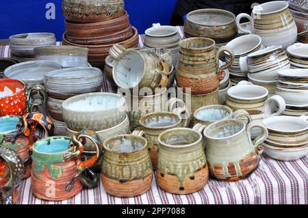 Eine Vielfalt an Töpferwaren, hergestellt von Handwerkern aus Lehm. Stockfoto