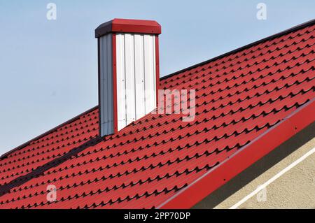 Das Haus, dessen Dach mit Metallfliesen bedeckt ist Stockfoto