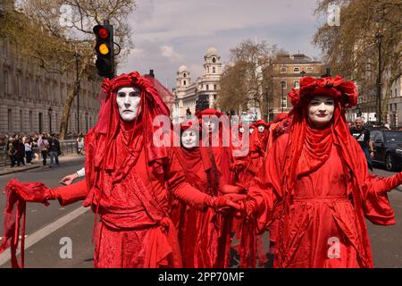 London, England, Großbritannien. 22. April 2023. Die Rote Brigade erschien lautlos vor der Downing Street, um sich dem Protest der Rebellion gegen die Ausrottung anzuschließen. Der zweite Tag der Ausrottung Rebellion 'Big One - Unite to Survival' Kundgebung am Parliament Square und Westminster. (Kreditbild: © Thomas Krych/ZUMA Press Wire) NUR REDAKTIONELLE VERWENDUNG! Nicht für den kommerziellen GEBRAUCH! Stockfoto