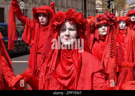 London, England, Großbritannien. 22. April 2023. Die Rote Brigade erschien lautlos vor der Downing Street, um sich dem Protest der Rebellion gegen die Ausrottung anzuschließen. Der zweite Tag der Ausrottung Rebellion 'Big One - Unite to Survival' Kundgebung am Parliament Square und Westminster. (Kreditbild: © Thomas Krych/ZUMA Press Wire) NUR REDAKTIONELLE VERWENDUNG! Nicht für den kommerziellen GEBRAUCH! Stockfoto