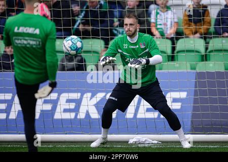 Groningen, Niederlande. 22. April 2023. GRONINGEN, NIEDERLANDE - APRIL 22: Torwart Jasper Cillessen von N.E.C. erwärmt sich während des Eredivisie-Spiels zwischen dem FC Groningen und N.E.C. bei Euroborg am 22. April 2023 in Groningen, Niederlande (Foto von Broer van den Boom/Orange Pictures). Guthaben: Orange Pics BV/Alamy Live News Stockfoto