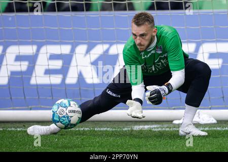 Groningen, Niederlande. 22. April 2023. GRONINGEN, NIEDERLANDE - APRIL 22: Torwart Jasper Cillessen von N.E.C. erwärmt sich während des Eredivisie-Spiels zwischen dem FC Groningen und N.E.C. bei Euroborg am 22. April 2023 in Groningen, Niederlande (Foto von Broer van den Boom/Orange Pictures). Guthaben: Orange Pics BV/Alamy Live News Stockfoto