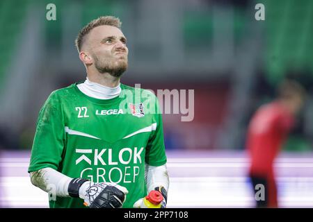 Groningen, Niederlande. 22. April 2023. GRONINGEN, NIEDERLANDE - APRIL 22: Torhüter Jasper Cillessen von N.E.C. sieht überrascht aus beim Eredivisie-Spiel zwischen dem FC Groningen und N.E.C. bei Euroborg am 22. April 2023 in Groningen, Niederlande (Foto von Broer van den Boom/Orange Pictures). Credit: Orange Pics BV/Alamy Live News Stockfoto