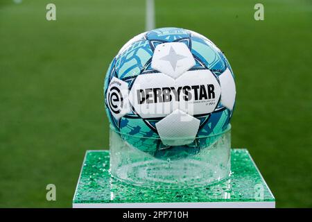 Groningen, Niederlande. 22. April 2023. GRONINGEN, NIEDERLANDE - APRIL 22: Derbystar-Ball auf einem Sockel während des Eredivisie-Spiels zwischen dem FC Groningen und der N.E.C. bei Euroborg am 22. April 2023 in Groningen, Niederlande (Foto von Broer van den Boom/Orange Pictures) Credit: Orange Pics BV/Alamy Live News Stockfoto