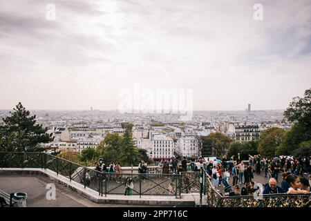Panoramablick auf die Pariser Stadtlandschaft vom Gipfel des Montmartre in Paris, Frankreich an einem bedeckten Tag Stockfoto