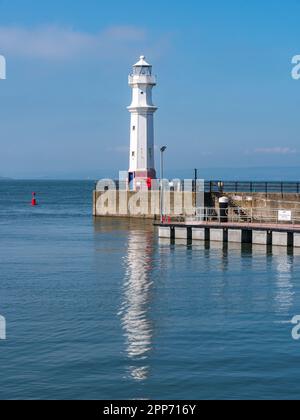 Leuchtturm im Wasser an sonnigen Tagen im Hafen von Newhaven, Edinburgh, Schottland, Großbritannien Stockfoto