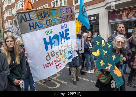 London, Großbritannien. Unser Einziges Zuhause. Viele Tausende von Rebellion-Anhängern marschieren von einer Kundgebung außerhalb der Westminster Abbey am Earth Day, um die Natur und alle vom Aussterben bedrohten Arten zu ehren und zu respektieren. Sie wurden von Schlagzeugern in Blöcken angeführt und hielten an mehreren Stellen an, um Vogelgesang auf all ihren Telefonen zu spielen. So viele nahmen Teil, dass sich das stille Sterben für verlorene und bedrohte Arten, das für den Parliament Square geplant war, von der Lambeth Bridge bis zum St. James's Park ausbreitete. Peter Marshall/Alamy Live New Stockfoto