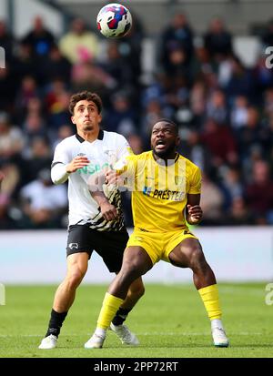 Haydon Roberts (links) im Derby County und Deji Oshilaja in Burton Albion kämpfen während des Spiels Sky Bet League One im Pride Park Stadium, Derby, um den Ball. Foto: Samstag, 22. April 2023. Stockfoto