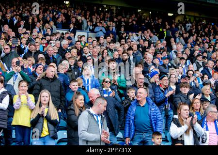 Sheffield, Großbritannien. 22. April 2023. Fans von Sheffield Wednesday während des Spiels der Sky Bet League 1 Sheffield Wednesday vs Exeter City in Hillsborough, Sheffield, Großbritannien, 22. April 2023 (Foto von Ben Early/News Images) in Sheffield, Großbritannien, am 4./22. April 2023. (Foto: Ben Early/News Images/Sipa USA) Guthaben: SIPA USA/Alamy Live News Stockfoto