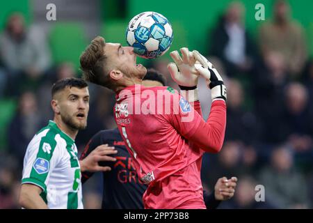 Groningen, Niederlande. 22. April 2023. GRONINGEN, NIEDERLANDE - APRIL 22: Torhüter Peter Leeuwenburgh vom FC Groningen versucht, während des Eredivisie-Spiels zwischen dem FC Groningen und der N.E.C. einen Ball zu halten. Euroborg am 22. April 2023 in Groningen, Niederlande (Foto von Broer van den Boom/Orange Pictures). Credit: Orange Pics BV/Alamy Live News Stockfoto