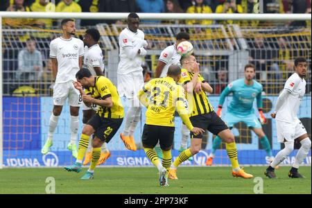 Dortmund, Deutschland. 22. April 2023. firo : 04/22/2023, Fußball, 1. Liga, 1. Bundesliga, Staffel 2022/2023, BVB, Borussia Dortmund - Eintracht Frankfurt Free Kick BVB von MALEN, er schlägt SCHLOTTERBECK/dpa/Alamy Live News Stockfoto