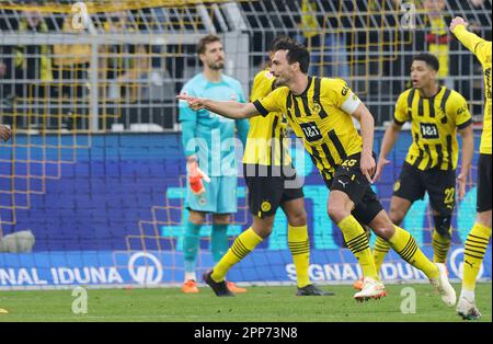 Dortmund, Deutschland. 22. April 2023. firo : 04/22/2023, Fußball, 1. Liga, 1. Bundesliga, Staffel 2022/2023, BVB, Borussia Dortmund - Eintracht Frankfurt Jubilation bis 3:0, Mats HUMMELS, BVB/dpa/Alamy Live News Stockfoto