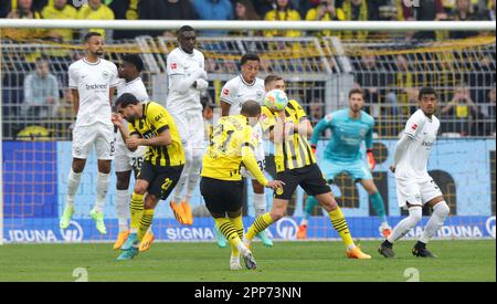 Dortmund, Deutschland. 22. April 2023. firo : 04/22/2023, Fußball, 1. Liga, 1. Bundesliga, Staffel 2022/2023, BVB, Borussia Dortmund - Eintracht Frankfurt Free Kick BVB von MALEN, er schlägt SCHLOTTERBECK/dpa/Alamy Live News Stockfoto