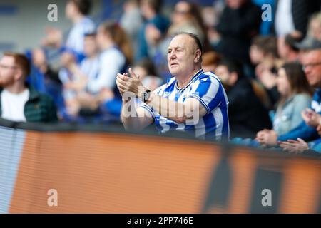 Sheffield, Großbritannien. 22. April 2023. Ein Fan von Sheffield Wednesday beim Sky Bet League 1-Spiel Sheffield Wednesday vs Exeter City in Hillsborough, Sheffield, Großbritannien, 22. April 2023 (Foto von Ben Early/News Images) in Sheffield, Großbritannien, am 4./22. April 2023. (Foto: Ben Early/News Images/Sipa USA) Guthaben: SIPA USA/Alamy Live News Stockfoto