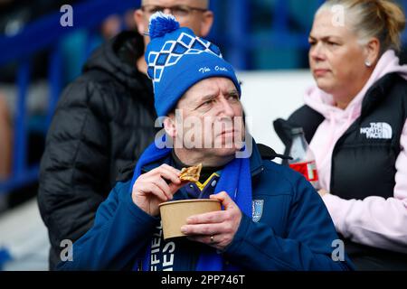 Sheffield, Großbritannien. 22. April 2023. Ein Fan von Sheffield Wednesday beim Sky Bet League 1-Spiel Sheffield Wednesday vs Exeter City in Hillsborough, Sheffield, Großbritannien, 22. April 2023 (Foto von Ben Early/News Images) in Sheffield, Großbritannien, am 4./22. April 2023. (Foto: Ben Early/News Images/Sipa USA) Guthaben: SIPA USA/Alamy Live News Stockfoto