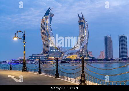 Blick auf die Katara-Gebäude vom Lusail Marina Park. Crescent Tower Stockfoto