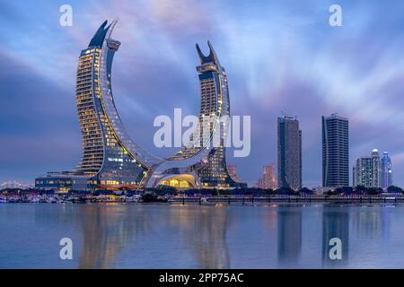 Blick auf die Katara-Gebäude vom Lusail Marina Park. Crescent Tower Stockfoto