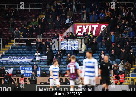 Burnley, Großbritannien. 22. April 2023. Die Fans der Queens Park Rangers feiern das späte Tor beim Sky Bet Championship-Spiel in Turf Moor, Burnley. Das Bild sollte lauten: Gary Oakley/Sportimage Credit: Sportimage Ltd/Alamy Live News Stockfoto