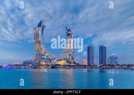 Blick auf die Katara-Gebäude vom Lusail Marina Park. Crescent Tower Stockfoto