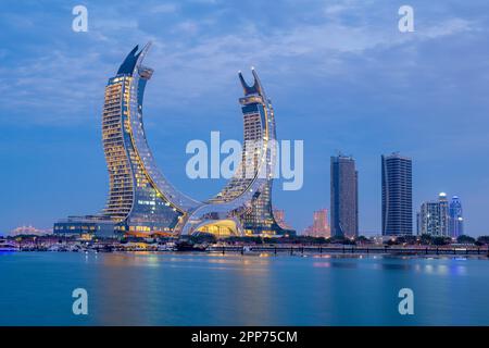 Blick auf die Katara-Gebäude vom Lusail Marina Park. Crescent Tower Stockfoto