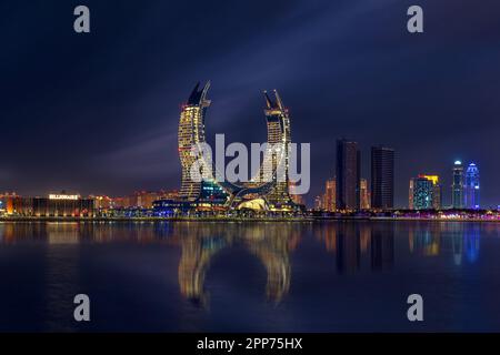 Blick auf die Katara-Gebäude vom Lusail Marina Park. Crescent Tower Stockfoto