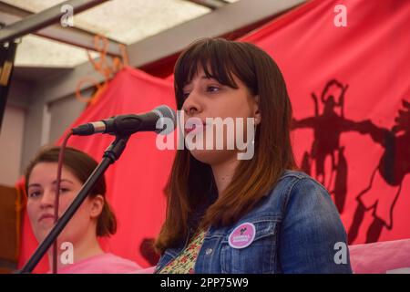 London, Großbritannien. 22. April 2023 Claudia Penna Rojas von Animal Rising, früher bekannt als Animal Rebellion, hält eine Rede. Tausende von Menschen marschierten durch Westminster, um gegen die Zerstörung der Natur, den Verlust der Artenvielfalt und den Klimawandel am Tag der Erde und am zweiten Tag des viertägigen Protests zu protestieren, der von der Extinction Rebellion und zahlreichen anderen Gruppen organisiert wurde. Kredit: Vuk Valcic/Alamy Live News Stockfoto