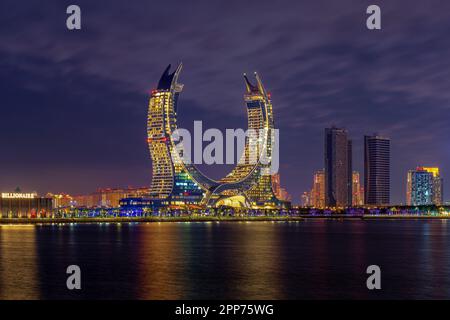 Blick auf die Katara-Gebäude vom Lusail Marina Park. Crescent Tower Raffles Doha Stockfoto