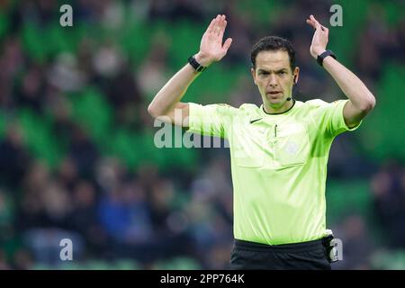 Groningen, Niederlande. 22. April 2023. GRONINGEN, NIEDERLANDE - APRIL 22: Schiedsrichter Richard Martens mit erhobenen Händen während des Eredivisie-Spiels zwischen dem FC Groningen und der N.E.C. bei Euroborg am 22. April 2023 in Groningen, Niederlande (Foto von Broer van den Boom/Orange Pictures). Credit: Orange Pics BV/Alamy Live News Stockfoto